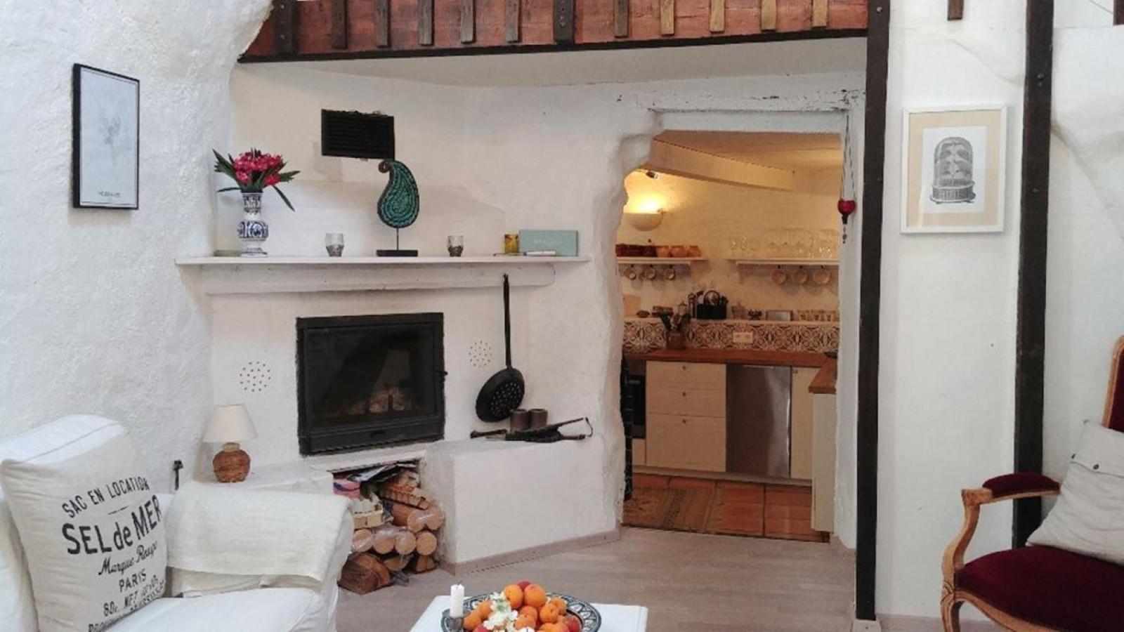 Maison De Vacances Atypique Pouzolles Екстериор снимка